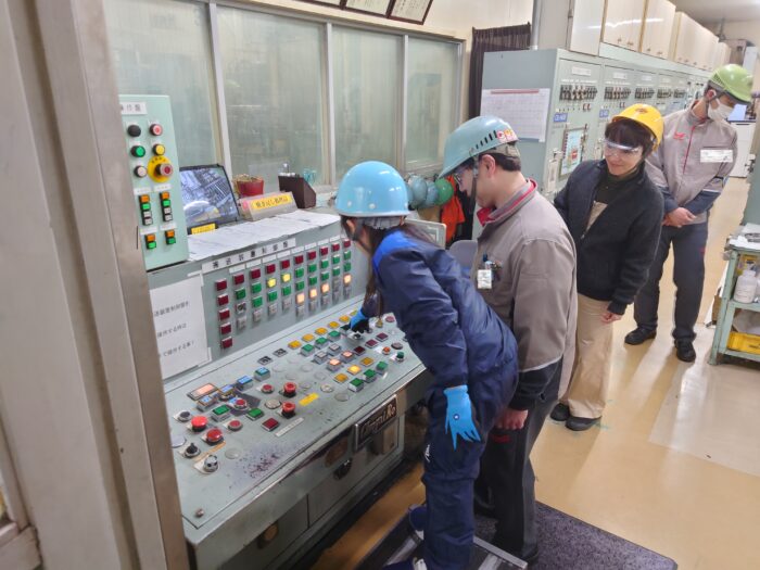 着火ボタンを押すようす